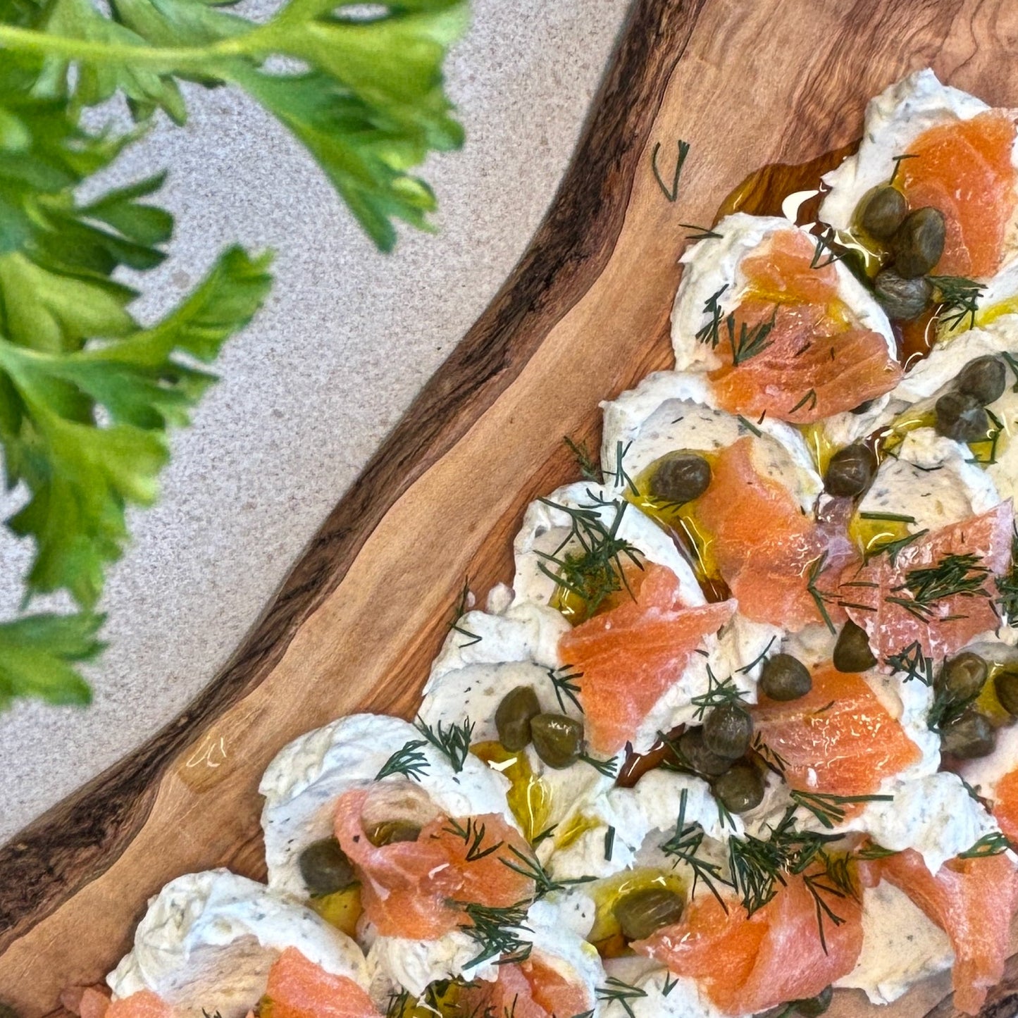 Lachsplatte mit Kapern und Chimichurri Dip